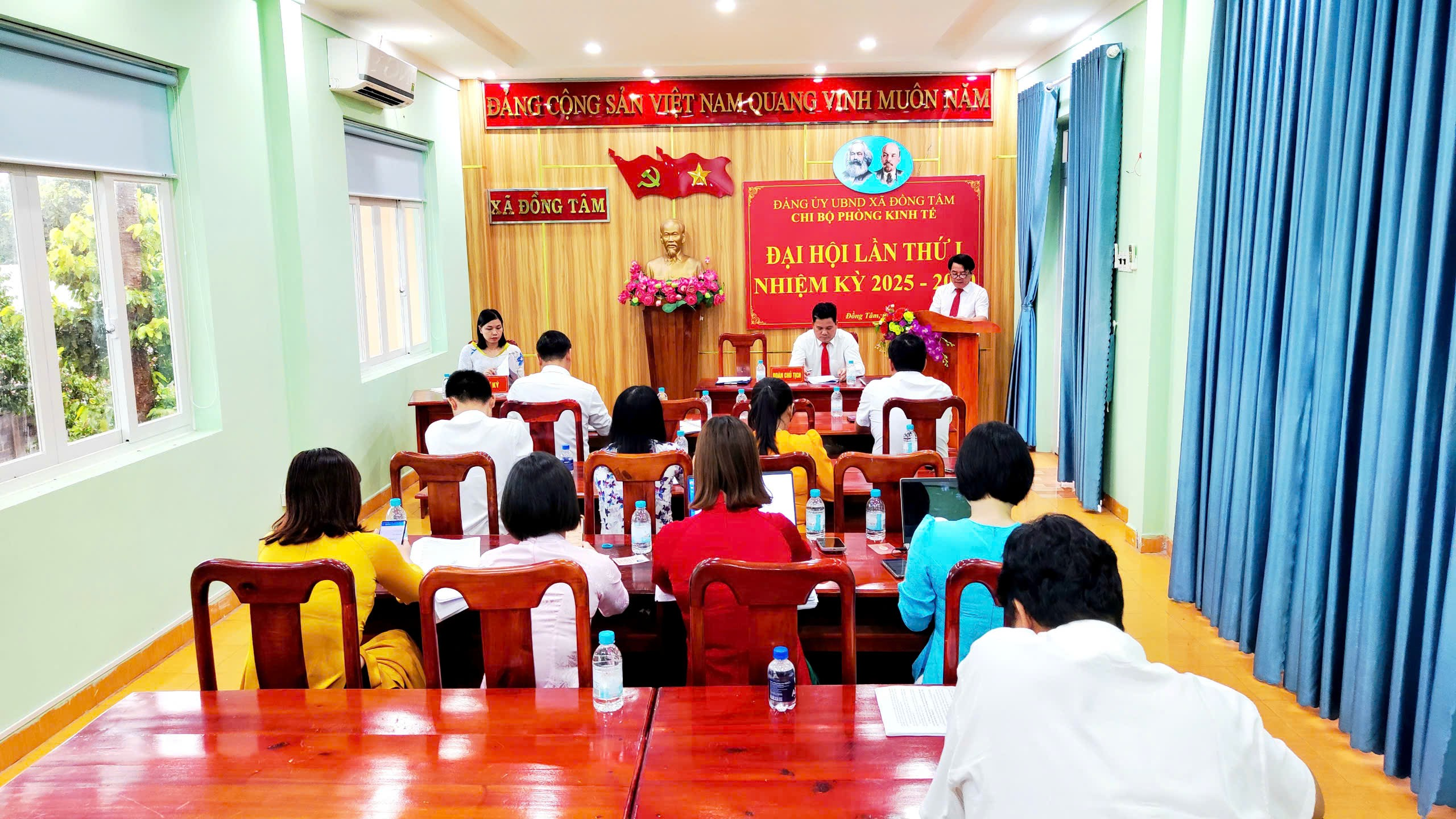 Đồng chí Hoàng Anh Hùng thay mặt Đoàn chủ tịch  thông qua Báo cáo Chính trị của Chi bộ