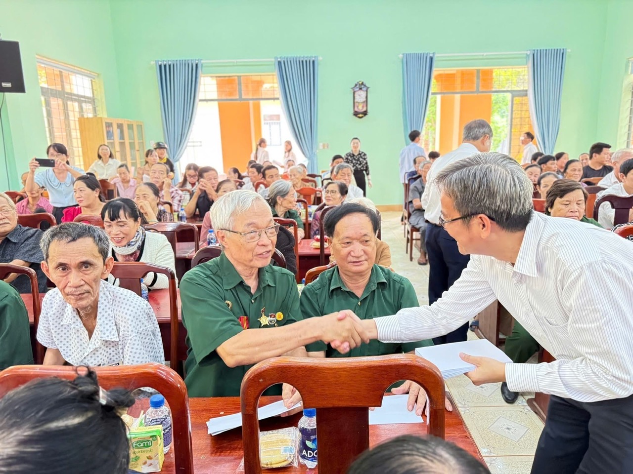 Description: C:\Users\Administrator\Pictures\hinh tin bai\hình họp mặt 4.jpg