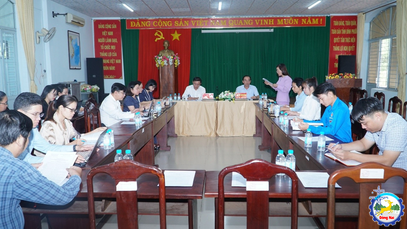 Đồng chí Hoàng Lan Anh - ĐUV Phó Chủ tịch Thường trực UBMTTQVN, Chủ tịch Hội LHPN phường trình bày báo cáo kết quả công tác Mặt trận năm 2025, chương trình phối hợp và thống nhất hành động năm 2026.