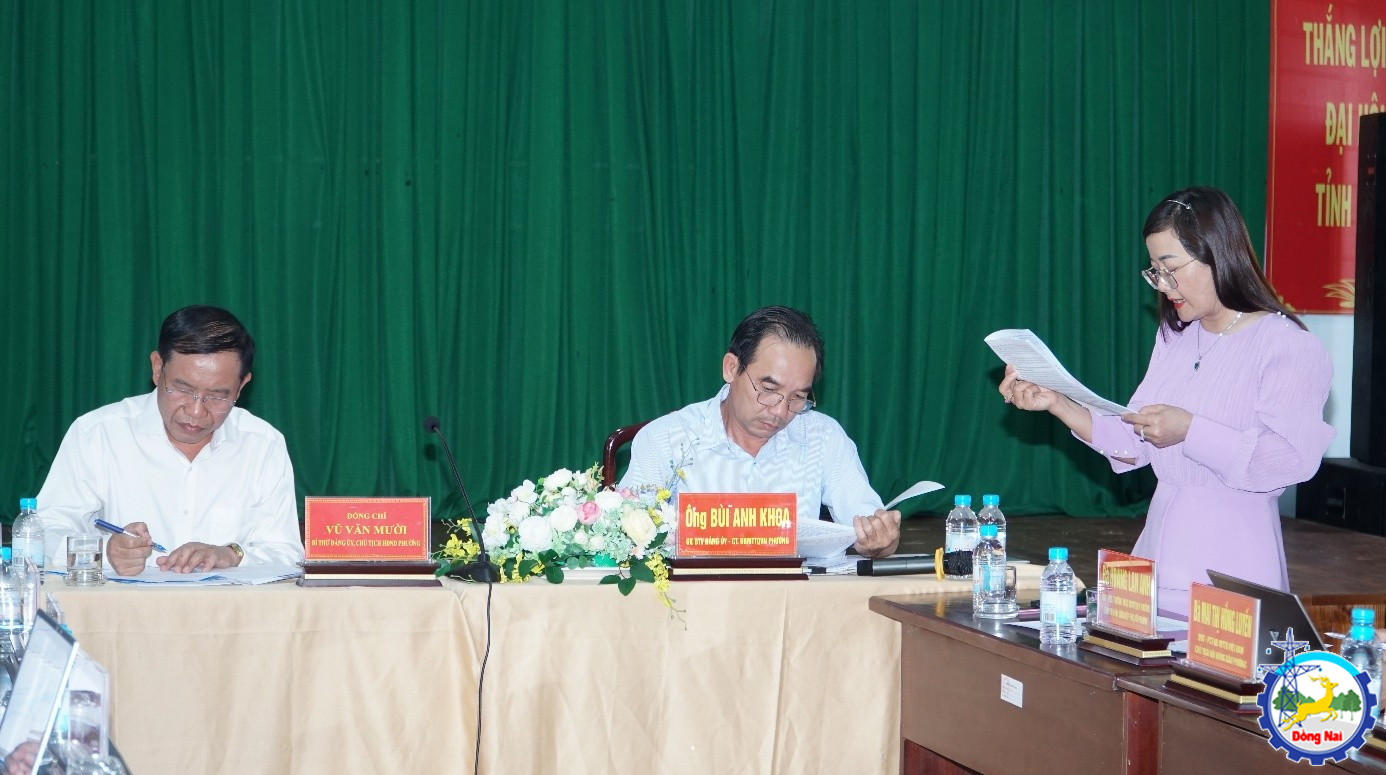 Đồng chí Hoàng Lan Anh - ĐUV Phó Chủ tịch Thường trực UBMTTQVN, Chủ tịch Hội LHPN phường trình bày báo cáo kết quả công tác Mặt trận năm 2025, chương trình phối hợp và thống nhất hành động năm 2026.