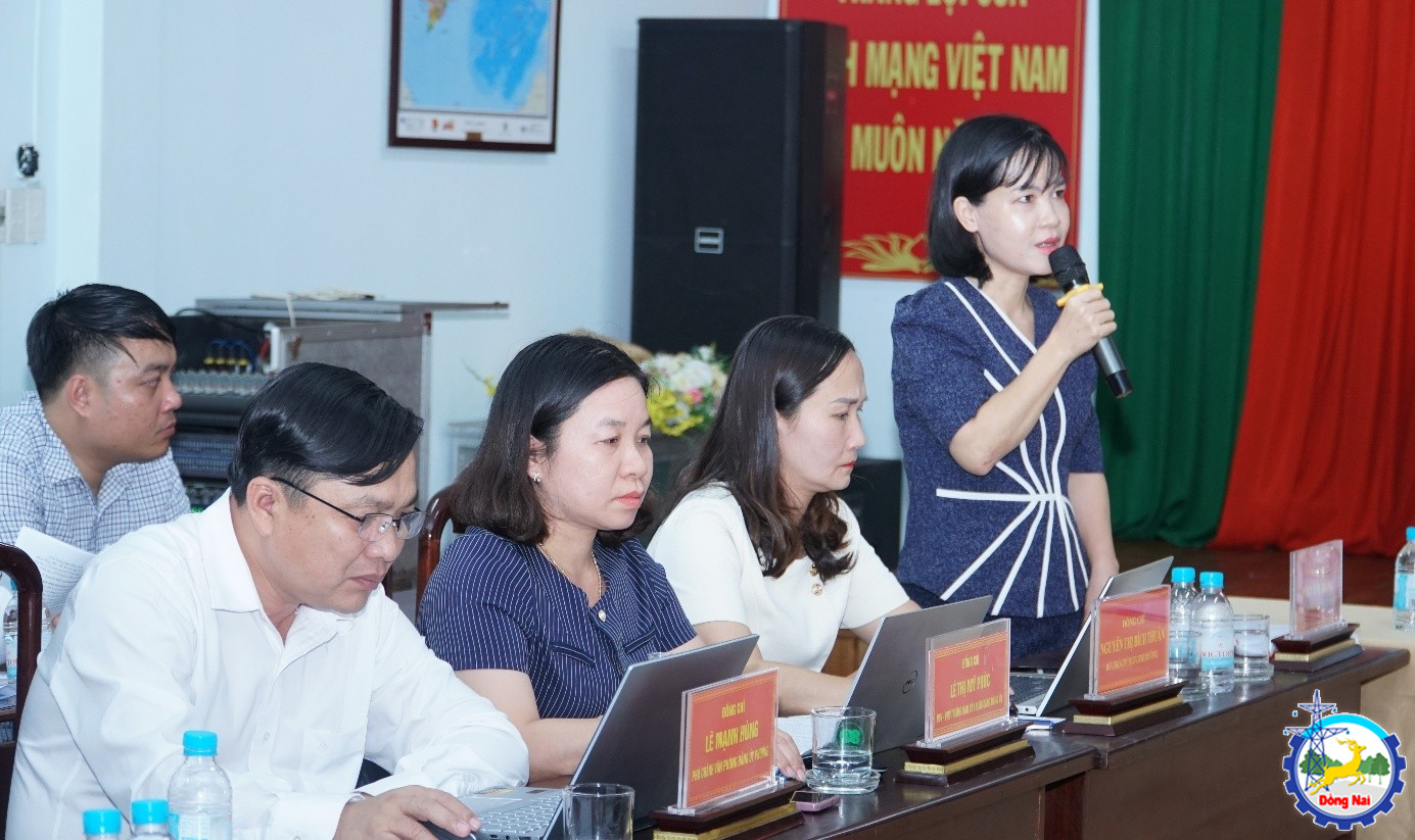 Các đại biểu tham luận tại hội nghị.