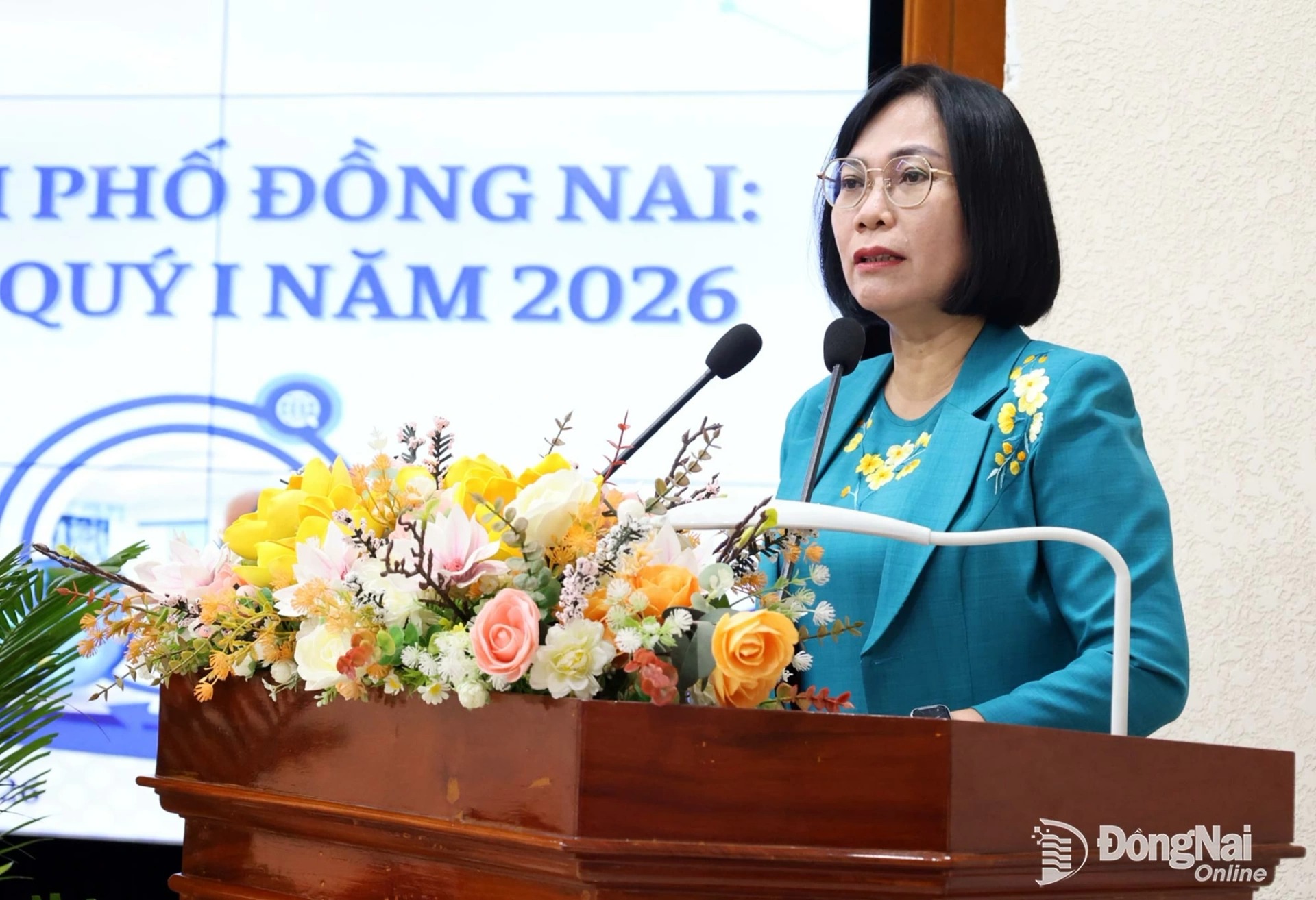 Thành ủy viên, Phó Chủ tịch UBND thành phố Nguyễn Thị Hoàng phát biểu tại hội nghị. Ảnh: Hồ Thảo
