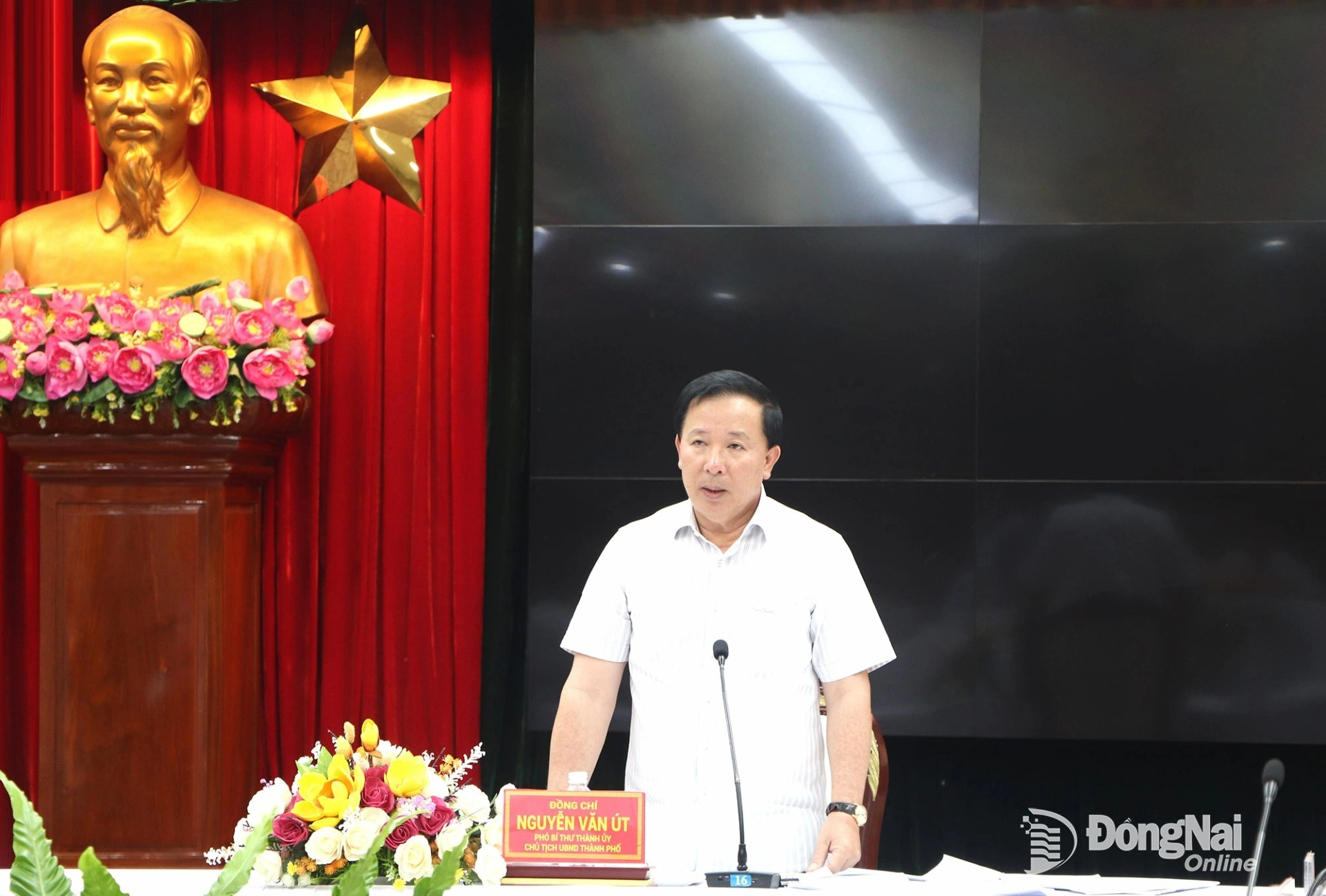 Đồng chí Nguyễn Văn Út, Phó Bí thư Thành ủy, Chủ tịch UBND thành phố Đồng Nai, Trưởng ban Chỉ đạo tăng trưởng kinh tế và thu ngân sách nhà nước thành phố phát biểu chỉ đạo tại buổi làm việc. Ảnh: Ngọc Liên