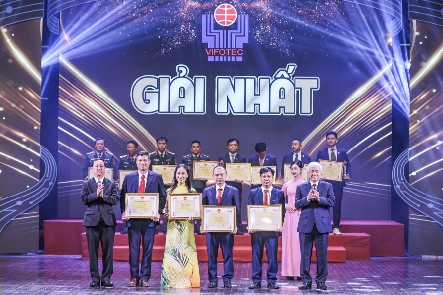Ủy viên Bộ Chính trị, Bí thư Trung ương Đảng, Chủ tịch UBTƯ MTTQ Việt Nam, Chủ tịch danh dự Quỹ Vifotec Đỗ Văn Chiến và Uỷ viên Trung ương Đảng, Phó trưởng ban, Ban Tuyên giáo và Dân vận Trung ương Huỳnh Thành Đạt trao giải Nhất cho các tác giả, nhóm tác