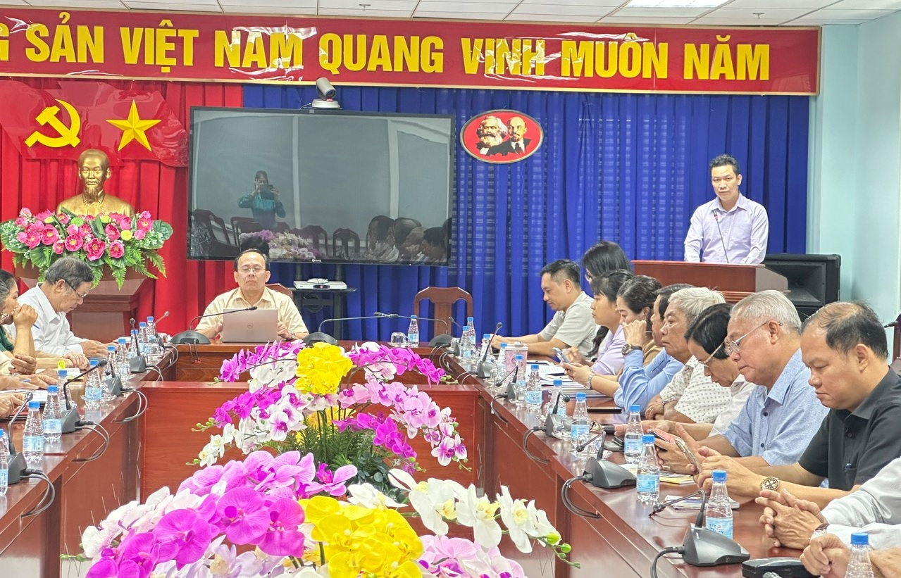 Đ/c Lê Văn Cường - Trưởng phòng Tổ chức biên chế công bố Quyết định hợp nhất của các Hội