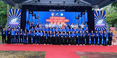 Ban giám hiệu, các thầy cô và đại diện các em sinh viên chụp ảnh lưu niệm tại Lễ Khai mạc ngày hội sinh viên Lạc Hồng 2025