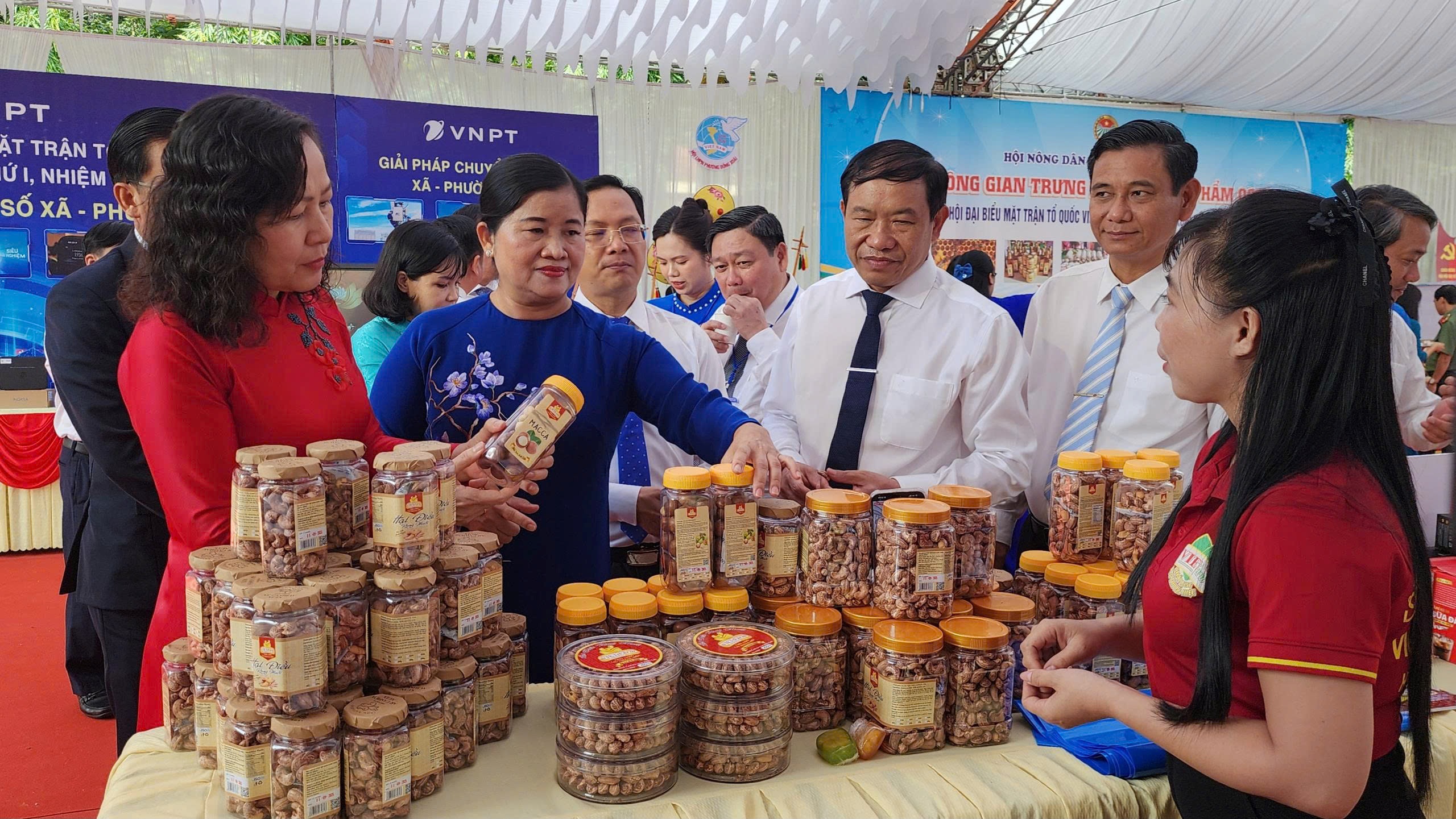 Phó Bí thư Tỉnh ủy, Chủ tịch Ủy ban MTTQ Việt Nam tỉnh Đồng Nai - Huỳnh Thị Hằng; nguyên Chủ tịch UBND tỉnh Bình Phước Trần Tuệ Hiền, cùng các đại biểu tham quan gian hàng trưng bày sản phẩm tiêu biểu của phường Đồng Xoài.