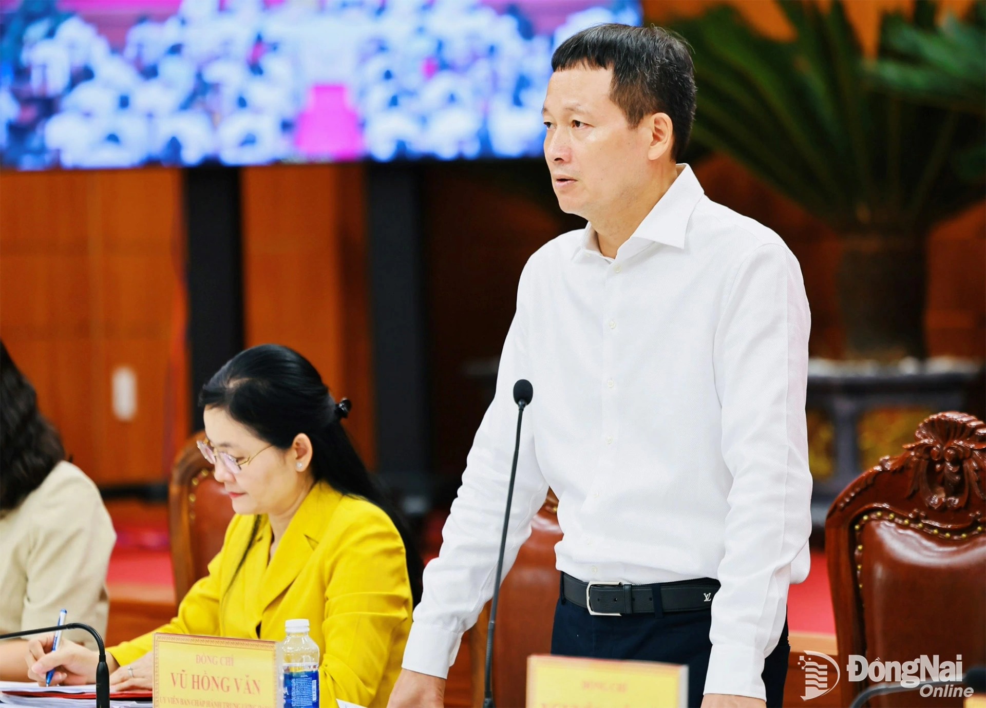 Đồng chí Vũ Hồng Văn, Ủy viên Trung ương Đảng, Bí thư Thành ủy, Trưởng đoàn Đại biểu Quốc hội thành phố phát biểu chỉ đạo tại hội nghị. Ảnh: Công Nghĩa