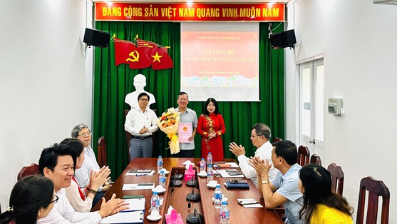 Đồng chí Hoàng Thị Bích Hằng - Bí thư Chi bộ - Chủ tịch Liên hiệp Hội trao Quyết định và tặng hoa cho đồng chí Lê Anh Đức