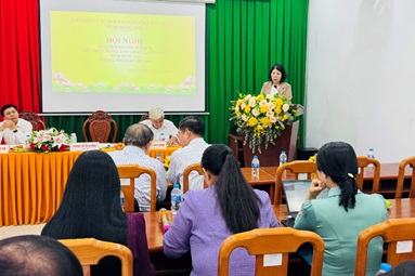 Đ/c Hoàng Thị Bích Hằng - Chủ tịch Liên hiệp Hội phát biểu tại Hội nghị
