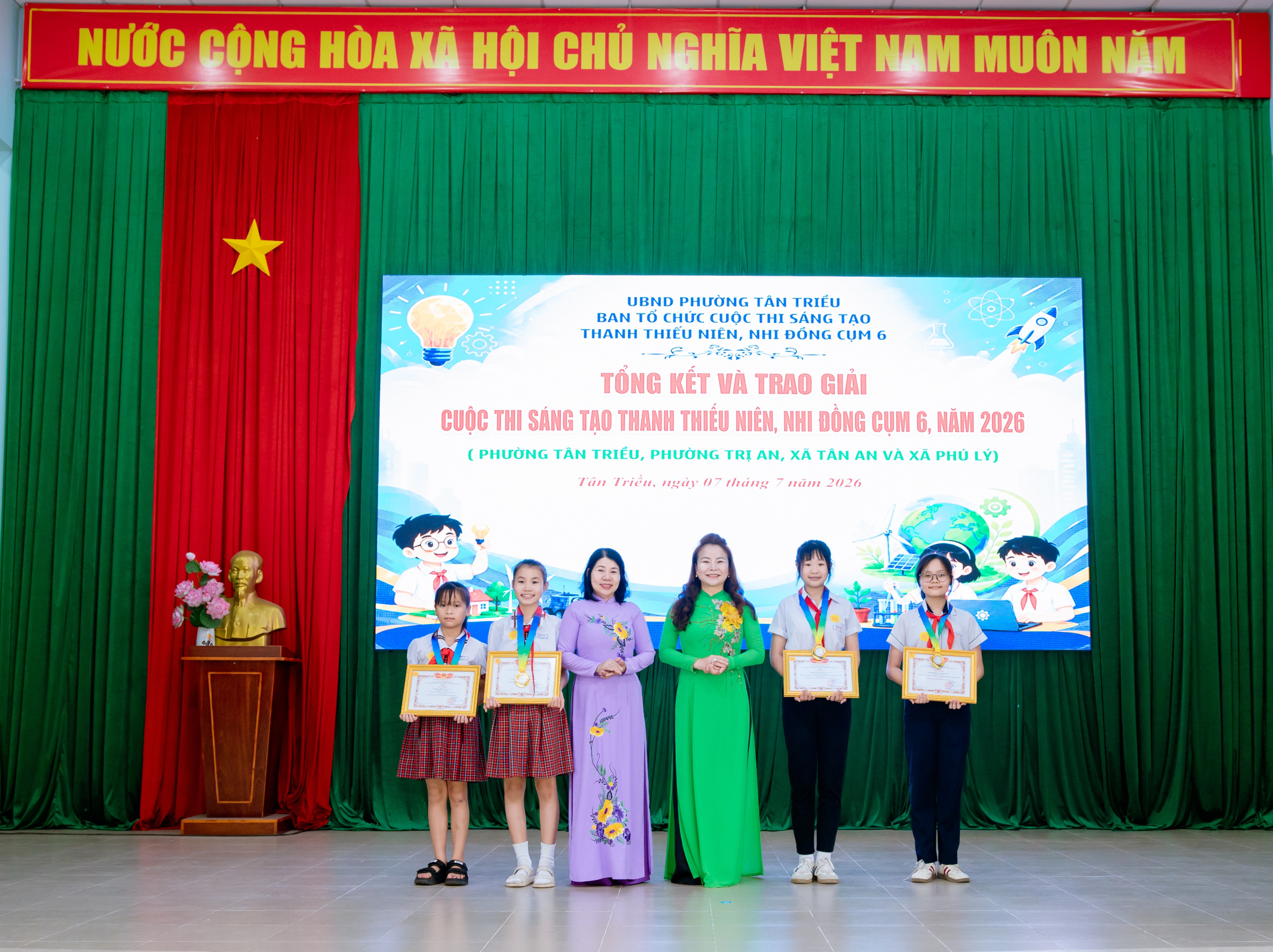 TS. Hoàng Thị Bích Hằng - Chủ tịch Liên hiệp các Hội Khoa học và Kỹ thuật và bà Nguyễn Thị Thanh Thủy - Phó Chủ tịch UBND phường Tân Triều trao giải Nhất  cho các thí sinh đạt giải.