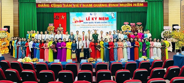 Đại biểu chụp hình tại lễ kỷ niệm