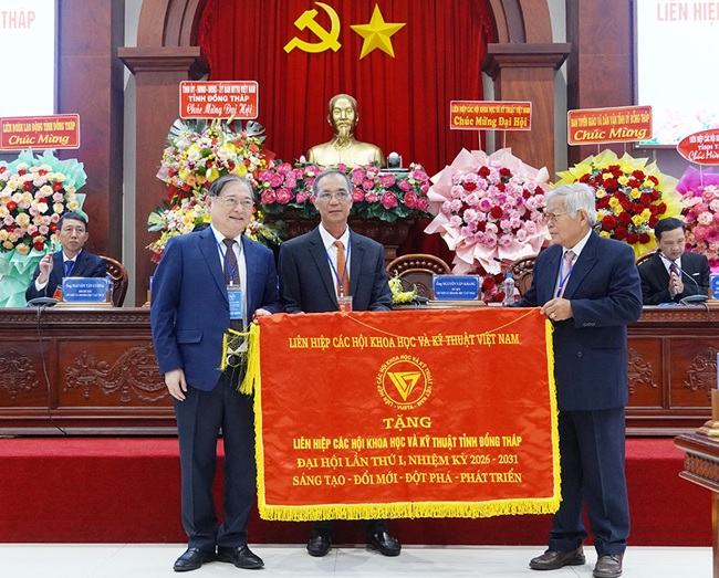 Tiến sĩ khoa học Phan Xuân Dũng - Chủ tịch Liên hiệp các Hội Khoa học và Kỹ thuật Việt Nam tặng Bức trướng chúc mừng đại hội