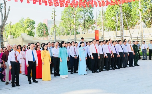 Các đồng chí Lãnh đạo tỉnh cùng đại biểu dâng hương trước nhà thờ Bác.