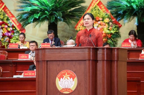 Bà Hà Thị Nga, Ủy viên Trung ương Đảng, Phó Chủ tịch – Tổng thư ký Uỷ ban Trung ương MTTQ Việt Nam khoá X trình bày Đề án