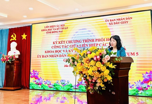 Ts. Hoàng Thị Bích Hằng - Chủ tịch Liên hiệp các Hội KH&KT phát biểu tại buổi làm việc.