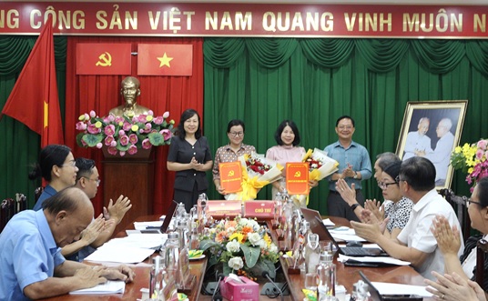Đ/c Hoàng Thị Bích Hằng (Đứng thứ 2 bên phải) nhận quyết định bổ nhiệm