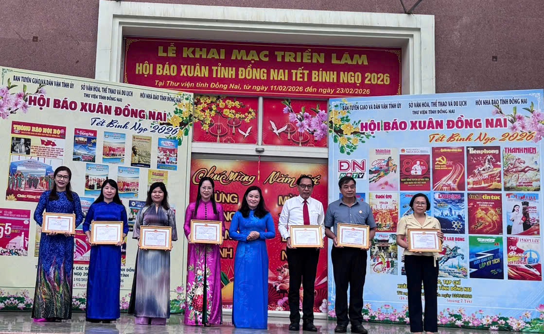 Đồng chí Nguyễn Thị Hồng Trang, Tỉnh ủy viên, Phó Trưởng ban Thường trực Ban Tuyên giáo và Dân vận Tỉnh ủy trao giải thưởng Bản tin Xuân Bính Ngọ 2026 cho các đơn vị đạt giải.