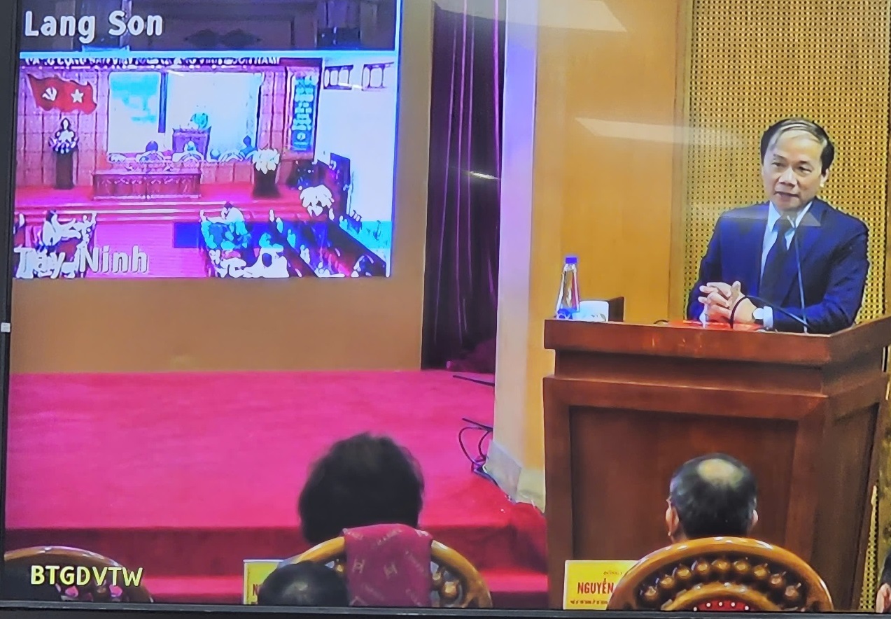 Đồng chí Phạm Tất Thắng - Ủy viên Trung ương Đảng, Phó Trưởng Ban Tuyên giáo và Dân vận Trung ương phát biểu chỉ đạo, định hướng tại hội nghị.