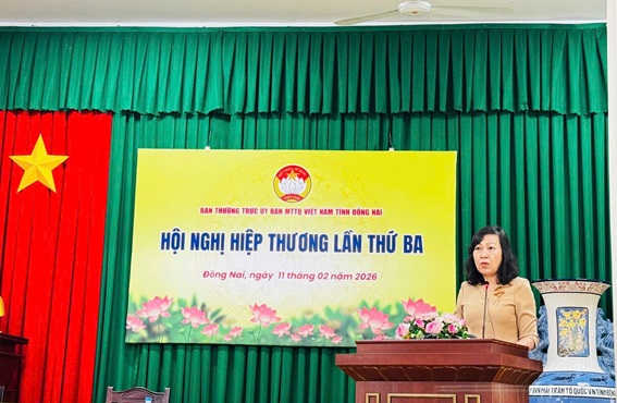 Bà Huỳnh Thị Hằng - Phó Bí thư Tỉnh ủy, Chủ tịch Ủy ban MTTQ Việt Nam tỉnh phát biểu tại Hội nghị hiệp thương lần thứ ba