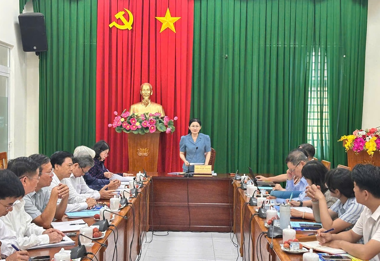 Đồng chí Tôn Ngọc Hạnh, Ủy viên Trung ương Đảng, Phó Bí thư Thường trực Thành ủy, Chủ tịch HĐND thành phố chủ trì buổi làm việc