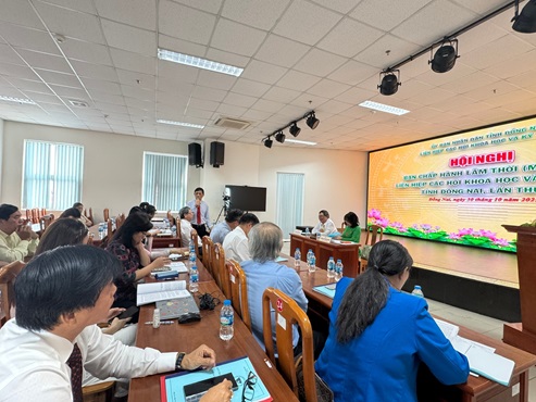 Thường trực Liên hiệp hội lắng nghe các ý kiến đóng góp của các đồng chí trong Ban Chấp hành, đại diện các tổ chức thành viên của Liên hiệp hội.
