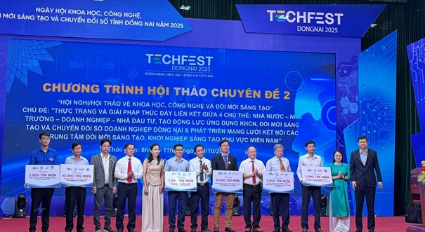 Trung tâm Internet Việt Nam (VNNIC) trao tặng 36.000 tên miền “.vn” cho các đơn vị. Đại diện lãnh đạo Liên hiệp hội ông Đào Đức Trình - Phó Chủ tịch Liên hiệp hội (thứ 4 từ phải qua) nhận bảng tượng trưng 5.000 tên miền “.vn”.
