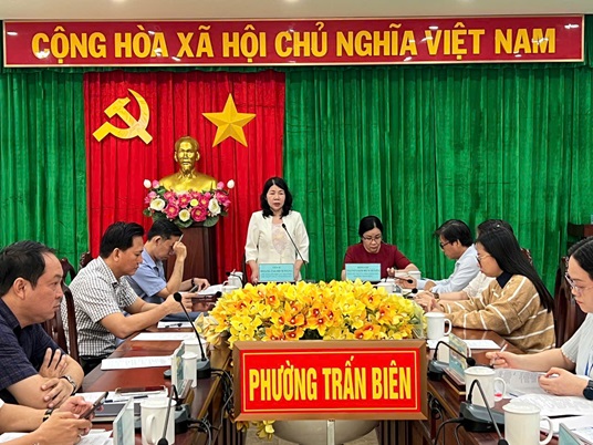 TS. Hoàng Thị Bích Hằng - Bí thư Chi bộ, Chủ tịch Liên hiệp các Hội KH&KT tỉnh Đồng Nai phát biểu tại buổi làm việc. Ảnh:Văn Hòa.
