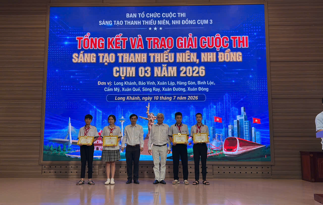 Ông Nguyễn Văn Nhãn - Phó Chủ tịch Liên hiệp hội và ông Trần Thành Huy - Phó Trưởng phòng VH-XH Phường Long Khánh trao giải Nhất cho các thí sinh.