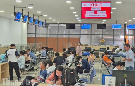 Người dân thực hiện các thủ tục hảnh chính trực tuyến