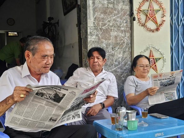 Ông Nguyễn Văn Ba, phường Trấn Biên vẫn duy trì thói quen đọc sách, báo mỗi ngày.