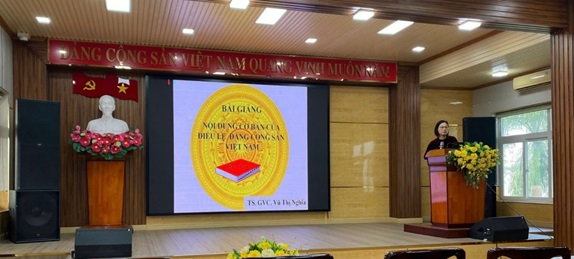 Tiến sĩ Vũ Thị Nghĩa, Phó Hiệu trưởng Trường Chính trị tỉnh Đồng Nai, báo cáo viên tại lớp học