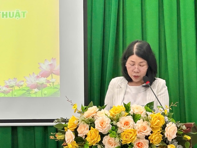 Đồng chí Hoàng Thị Bích Hằng - Chủ tịch Liên hiệp các Hội Khoa học và Kỹ thuật thành phố Đồng Nai phát biểu khai mạc hội nghị