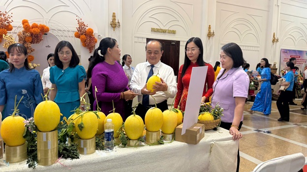 Đại biểu tham quan gian hàng triển lãm