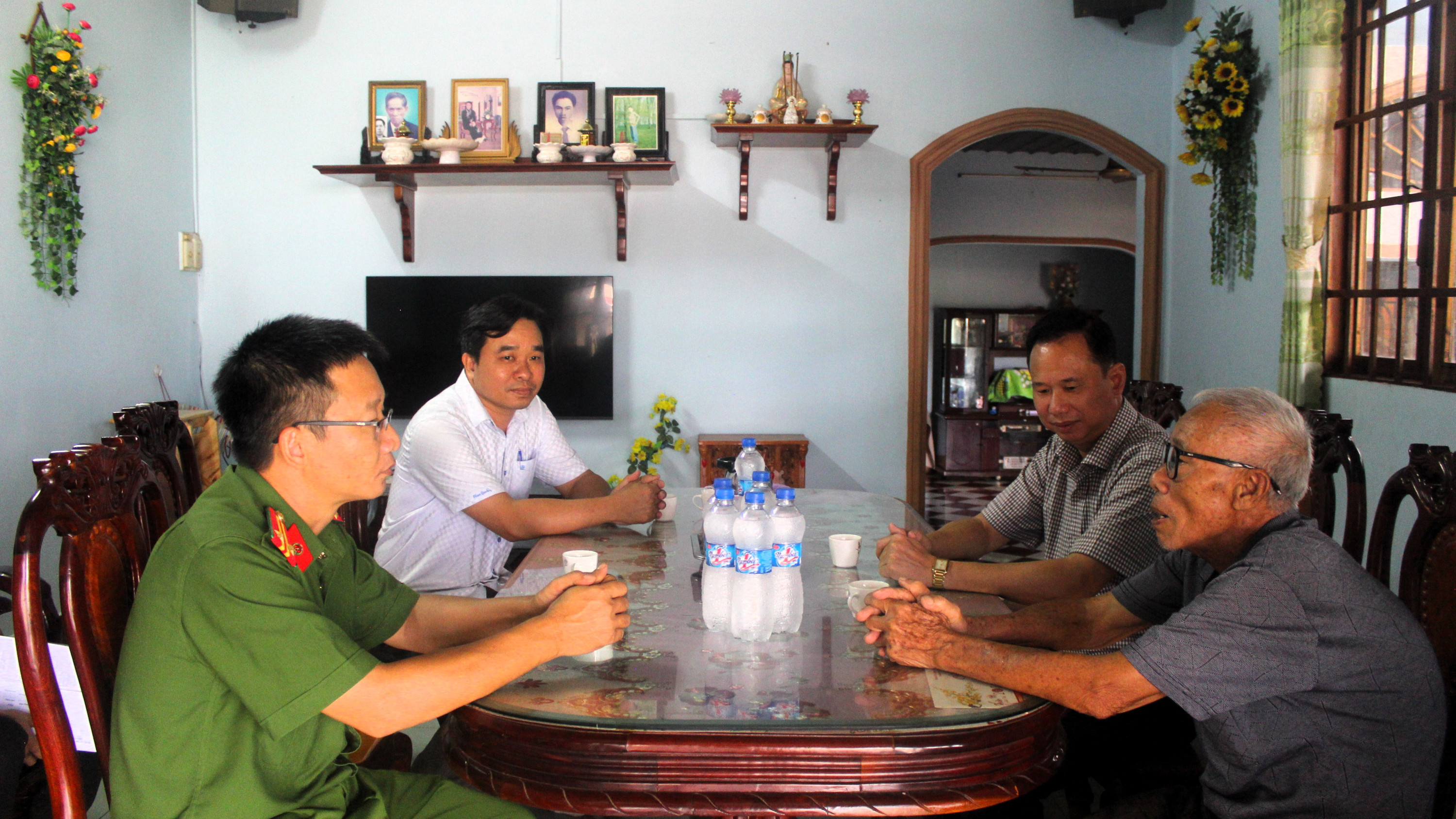 Bí thư tham gia đình chính sách 3