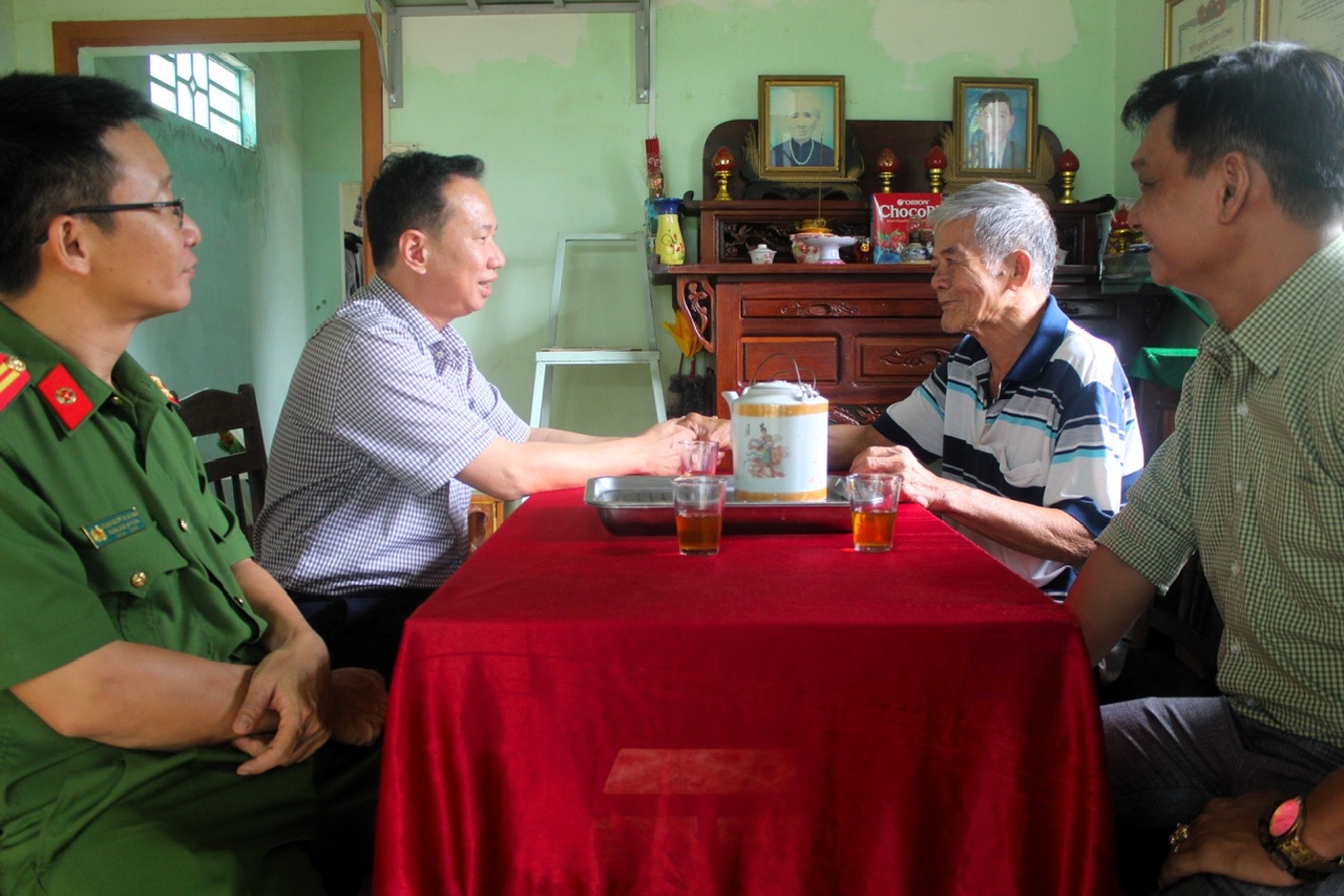 Bí thư thăm gia đình chinh sáh 5