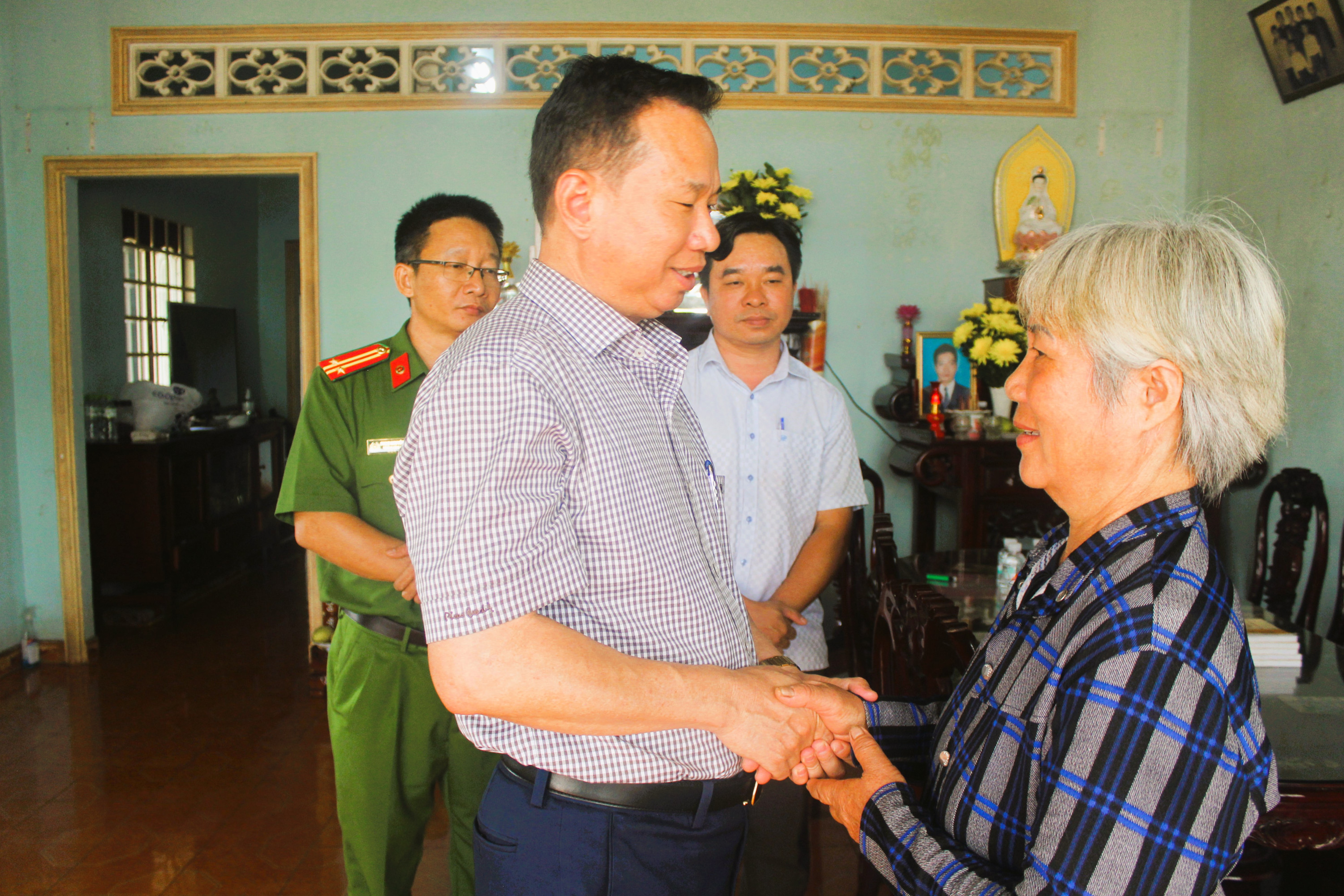 Đồng chí Nông Thanh Tuấn-Bí thư Đảng ủy, Chủ tịch HĐND phường Hàng Gòn thăm hỏi gia đình chính sách