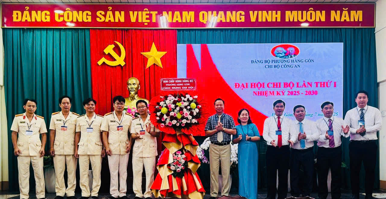 Đồng chí Nông Thanh Tuấn-Bí thư Đảng ủy, Chủ tịch HĐND phường cùng các đồng chí Ủy viên Thường vụ Đảng ủy phường Hàng Gòn tặng hoa chúc mừng Đại hội.