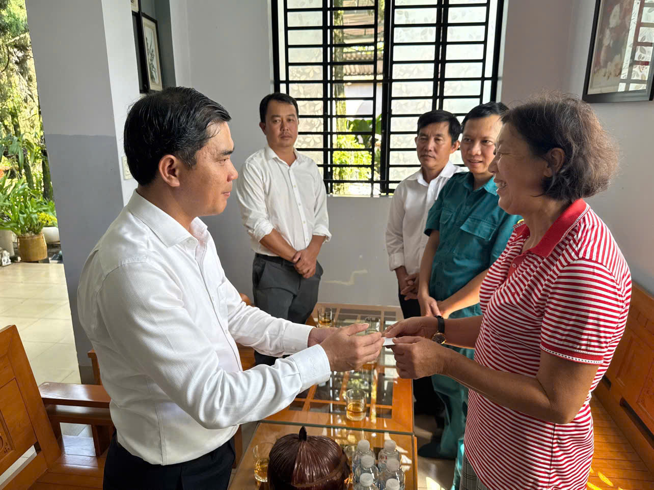 Đồng chí Đỗ Chánh Quang - Phó Bí thư Thường trực Đảng ủy phường Hàng Gòn đến thăm hỏi và tặng quà các gia đình người có công trên địa bàn