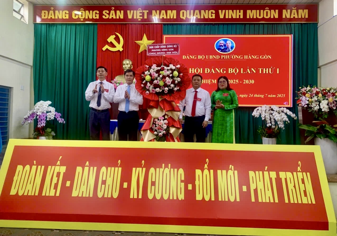 Đồng chí Đỗ Chánh Quang-Phó Bí thư Thường trực Đảng ủy phường Hàng Gòn tặng hoa chúc mừng Đại hội.