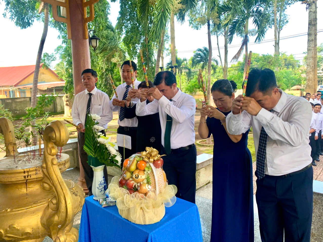 Phường Hàng Gòn tổ chức dâng hương tại Nhà bia tưởng niệm Liệt sĩ