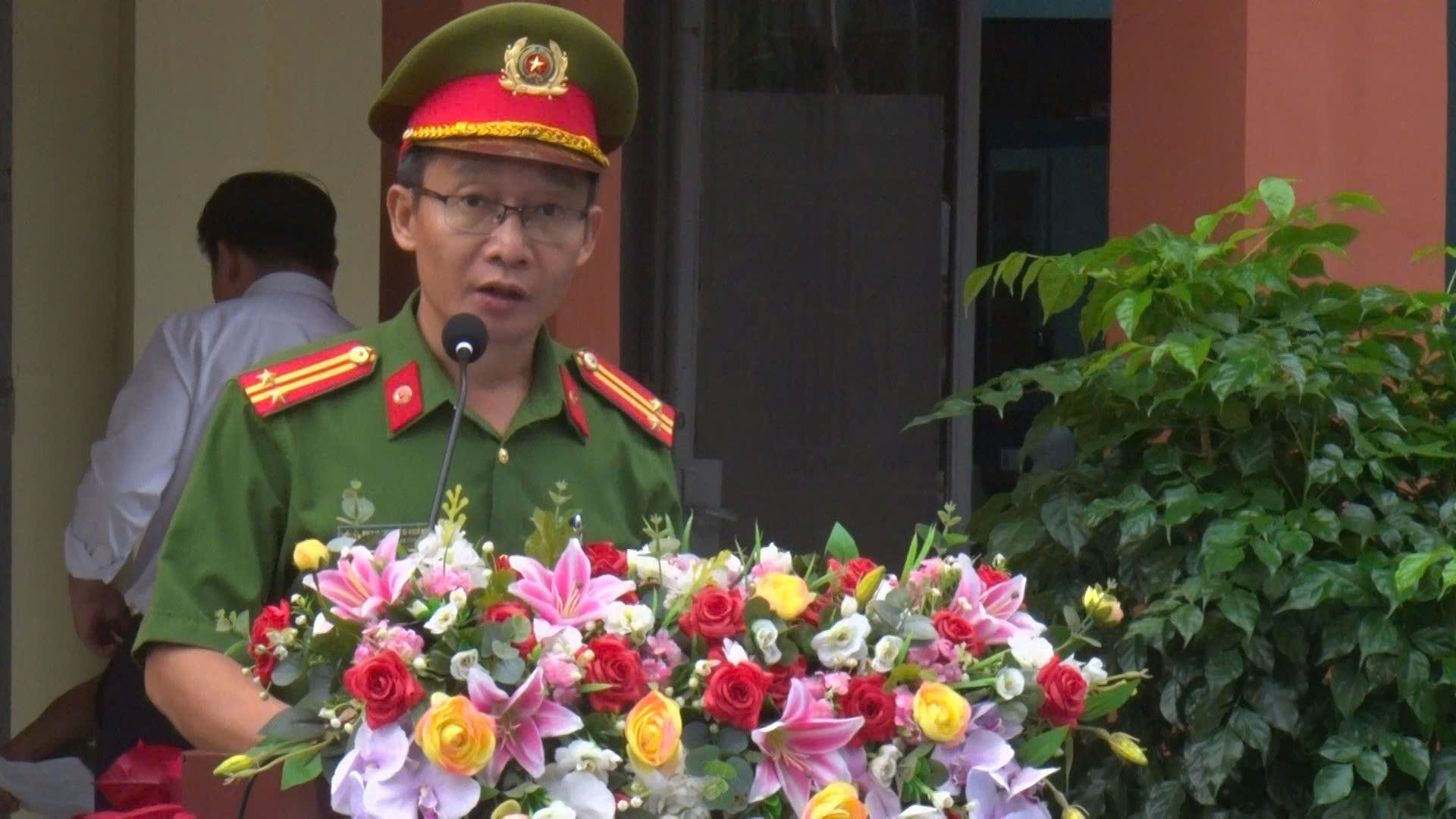 Đồng chí trung tá Phạm Nguyên Khánh - Trưởng công an phường Hàng Gòn phát lệnh ra quân cao điểm