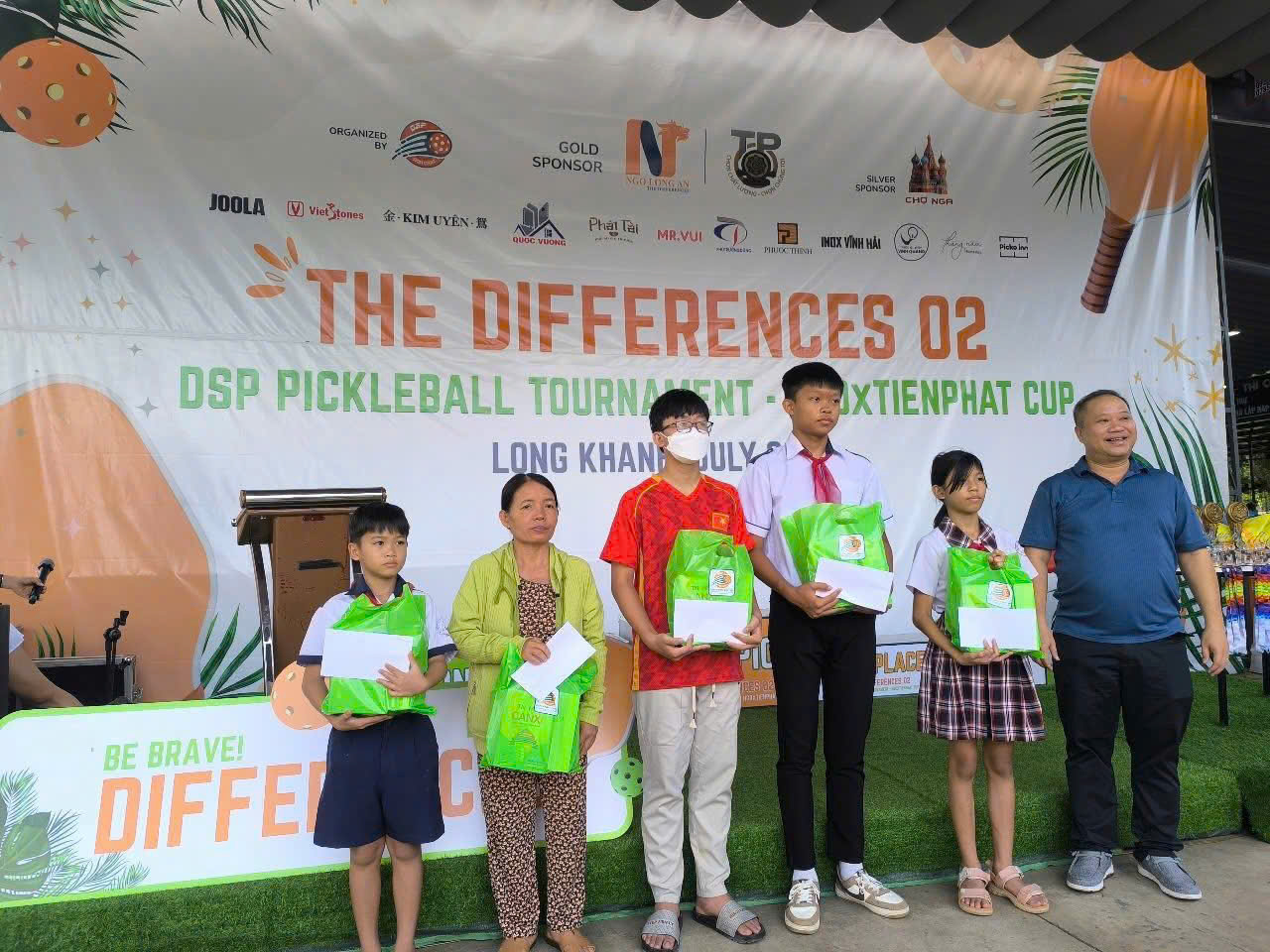 Tặng quà cho học sinh giỏi có hoàn cảnh khó khăn trên địa bàn phường