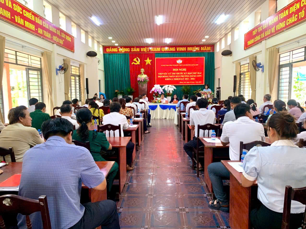 Quang cảnh hội nghị tiếp xúc cử tri vớ đại biểu HĐND phường Hàng Gòn trước kỳ họp thứ Hai
