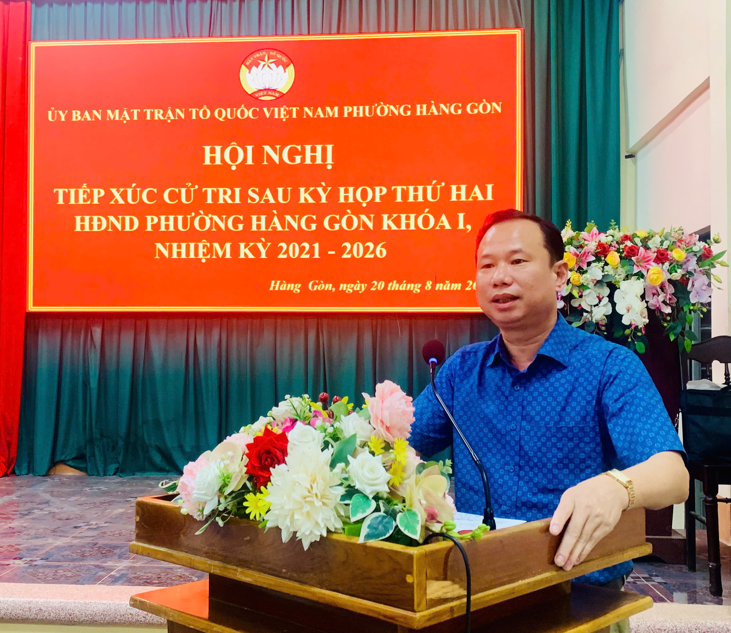 Đồng chí Nông Thanh Tuấn-Bí thư Đảng ủy, Chủ tịch HĐND phường phát biểu tại buổi tiếp xúc cử tri
