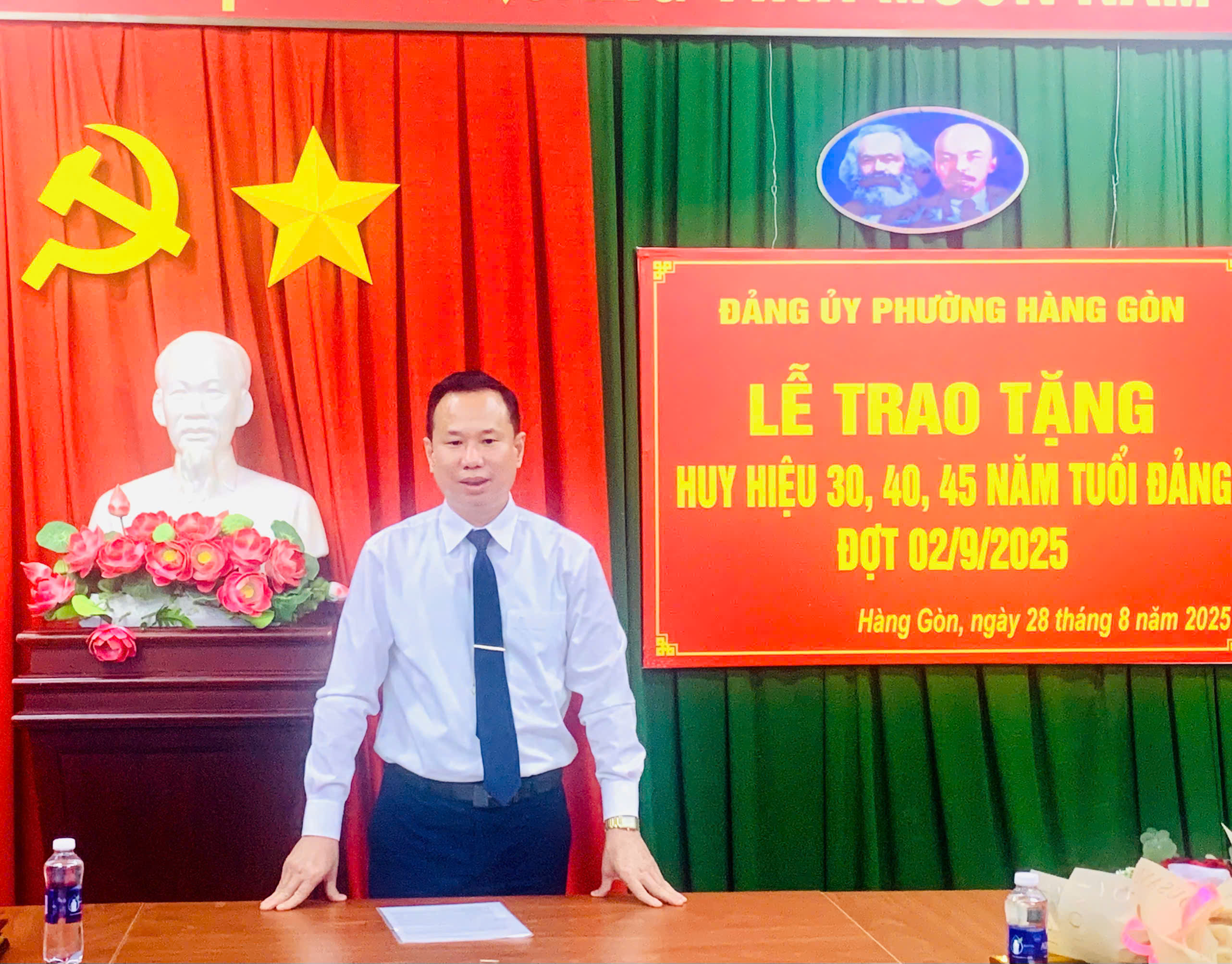 Đảng ủy phường Hàng Gòn tổ chức Lễ trao tặng Huy hiệu Đảng đợt 02/9/2025