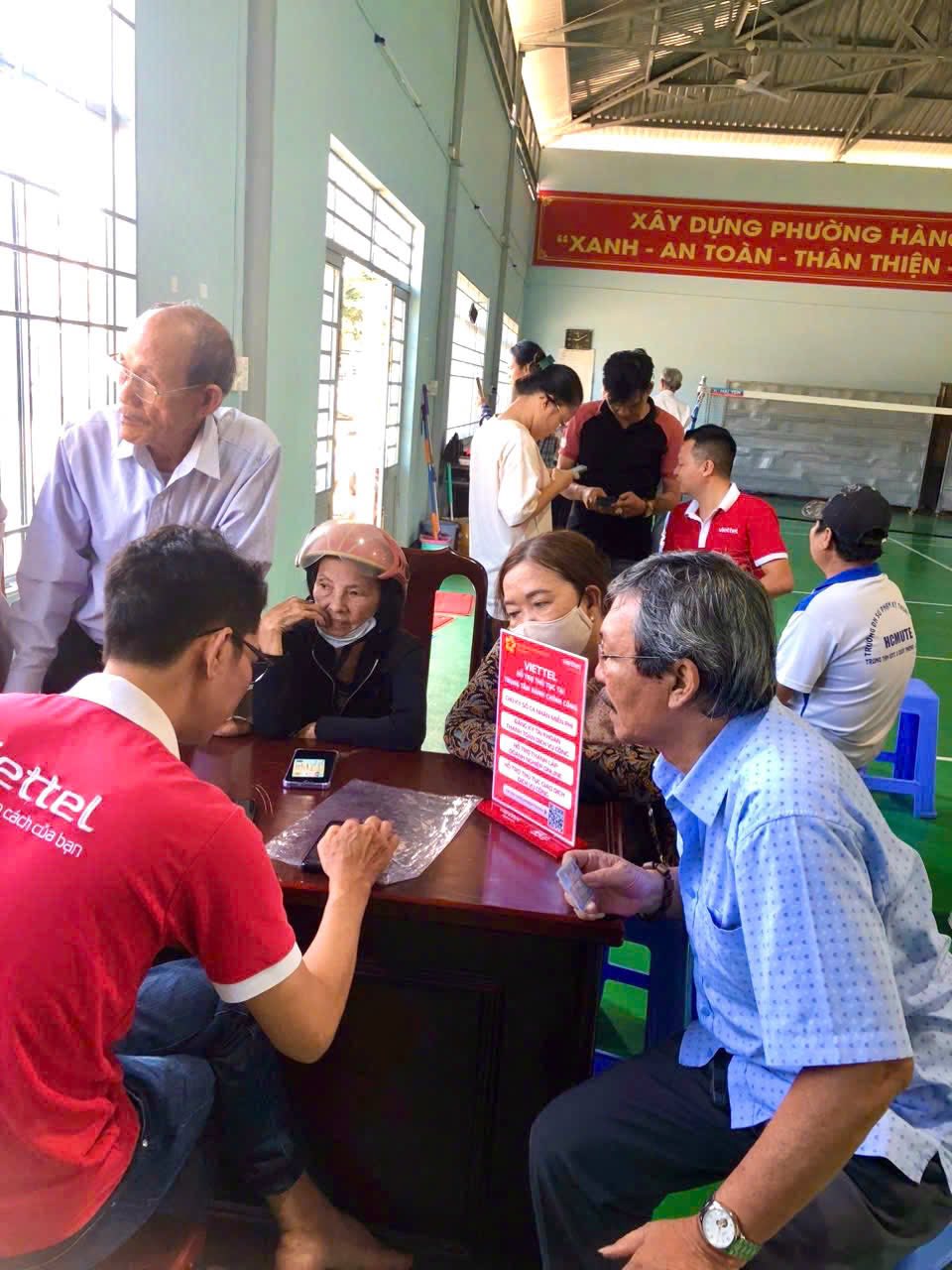 UBND phường Hàng Gòn tổ chức cấp chữ ký số cá nhân cho người dân.