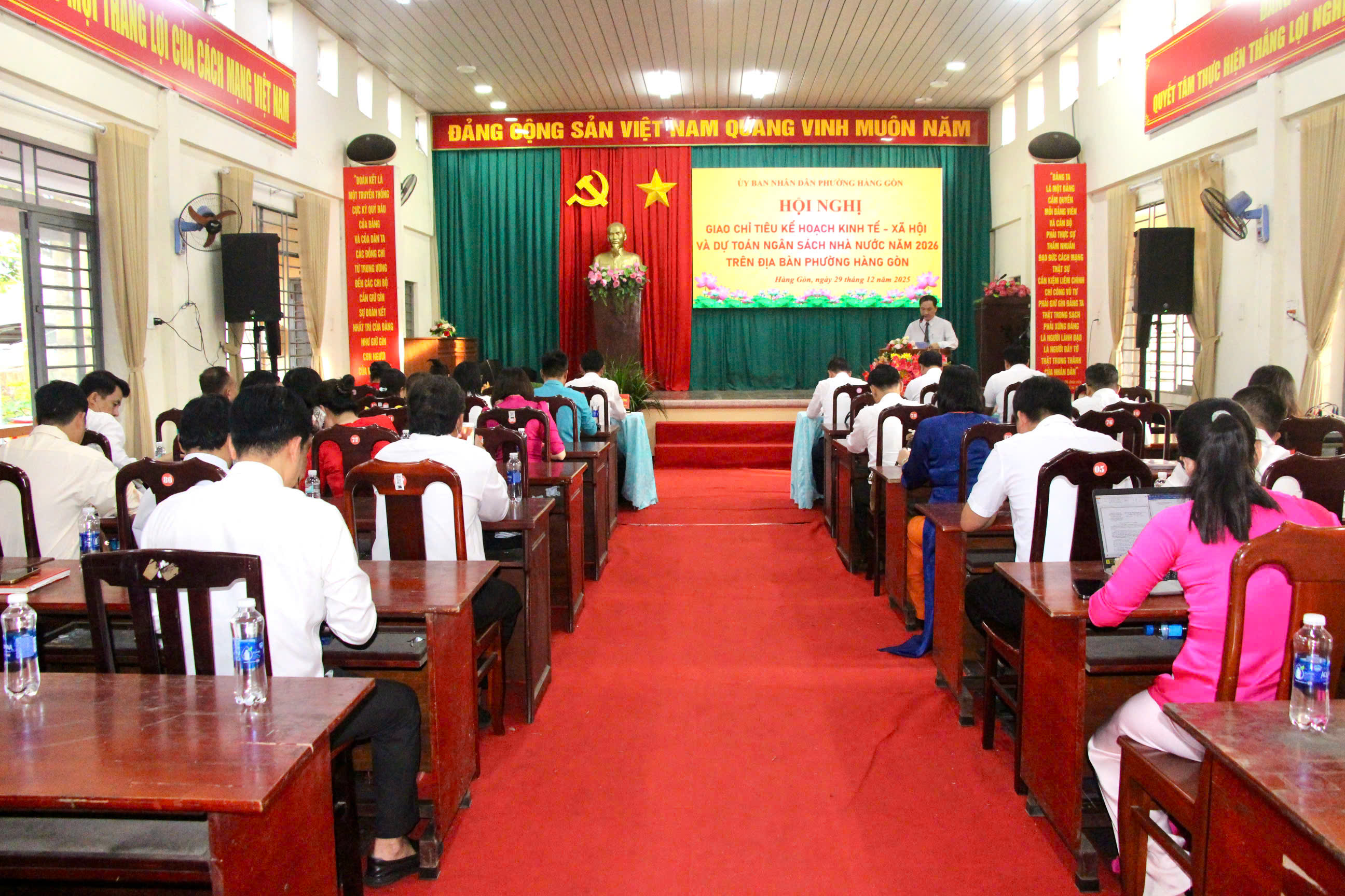 UBND PHƯỜNG HÀNG GÒN GIAO CHỈ TIÊU KẾ HOẠCH PHÁT TRIỂN KINH TẾ-XÃ HỘI, QUỐC PHÒNG-AN NINH VÀ DỰ TOÁN NGÂN SÁCH NHÀ NƯỚC NĂM 2026.