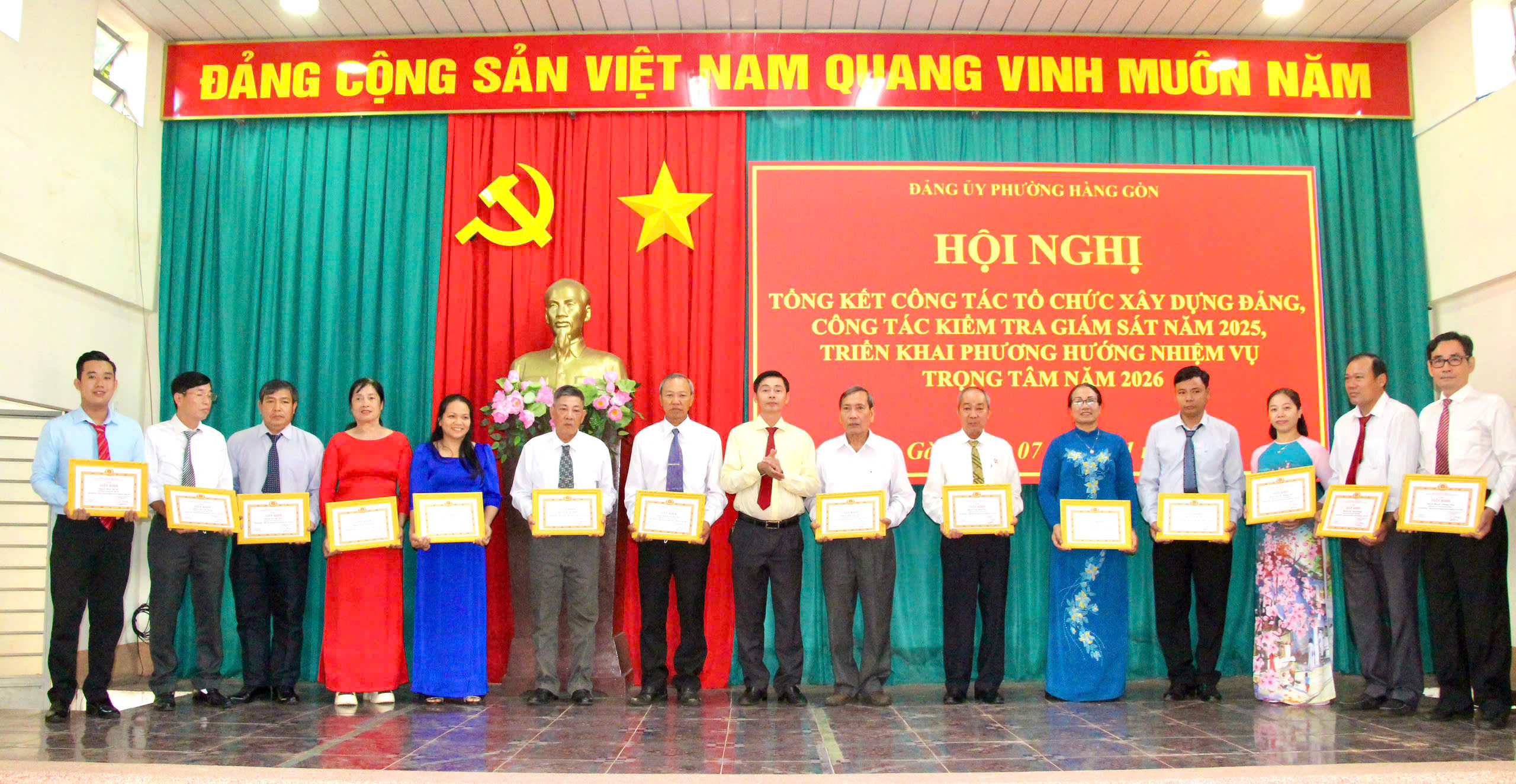 Đồng chí Hoàng Trọng Phương-Phó Bí thư Đảng ủy, Chủ tịch UBND phường trao tặng giấy khen cho đảng viên hoàn thành xuất sắc nhiệm vụ năm 2025