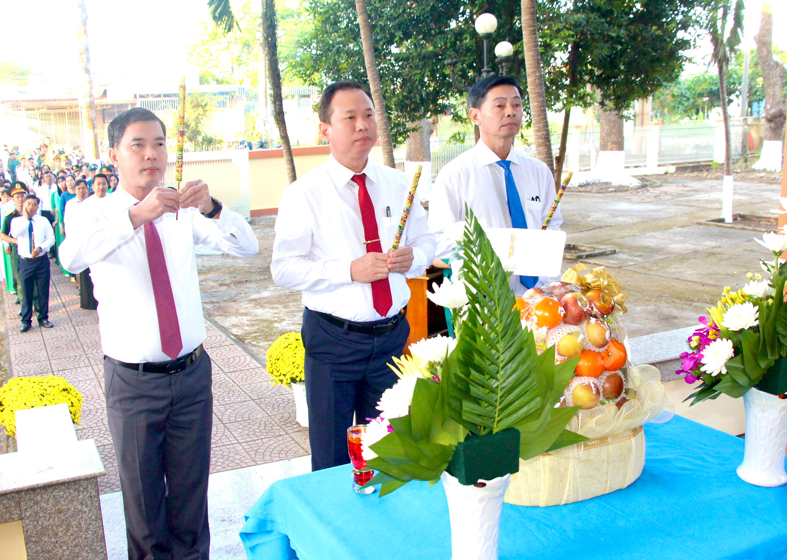 PHƯỜNG HÀNG GÒN TỔ CHỨC LỄ VIẾNG NHÀ BIA LIỆT SĨ NHÂN KỶ NIỆM 96 NĂM NGÀY THÀNH LẬP ĐẢNG CỘNG SẢN VIỆT NAM 3/2.